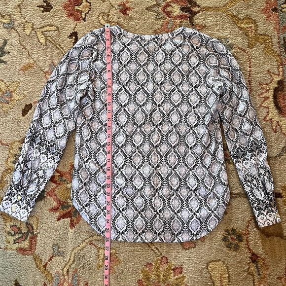 LOFT v-neck top - Picture 10 of 10